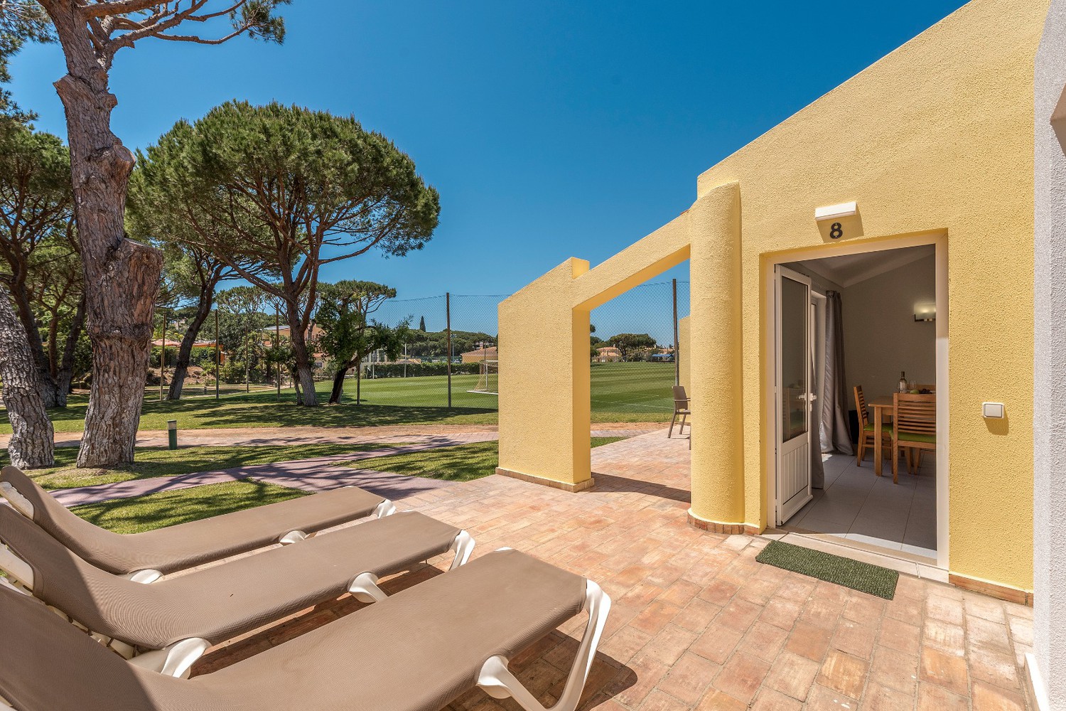 Alojamento com entrada privada, próprio terraço com espreguiçadeiras e área ampla de jardim